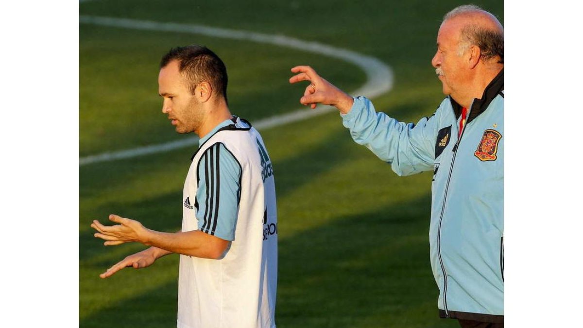 Del Bosque volverá a apoyarse en Andrés Iniesta para controlar el juego en la medular.