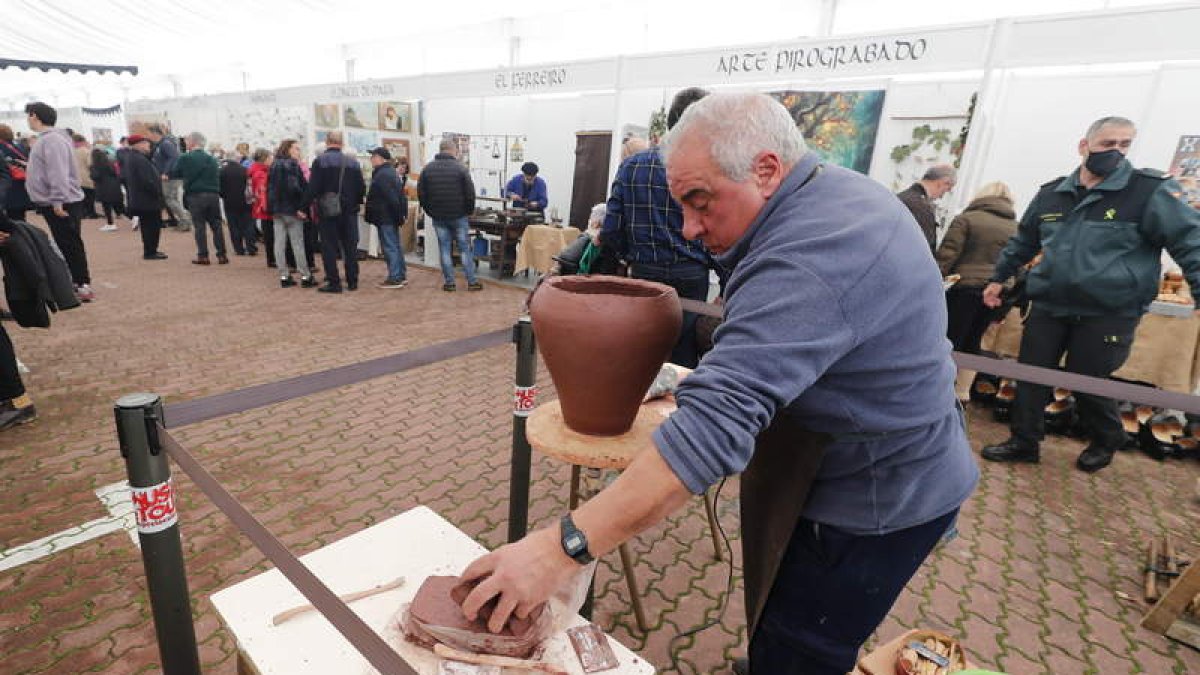 Las autoridades abriendo el mercado que hoy se clausura. A. F. BARREDO