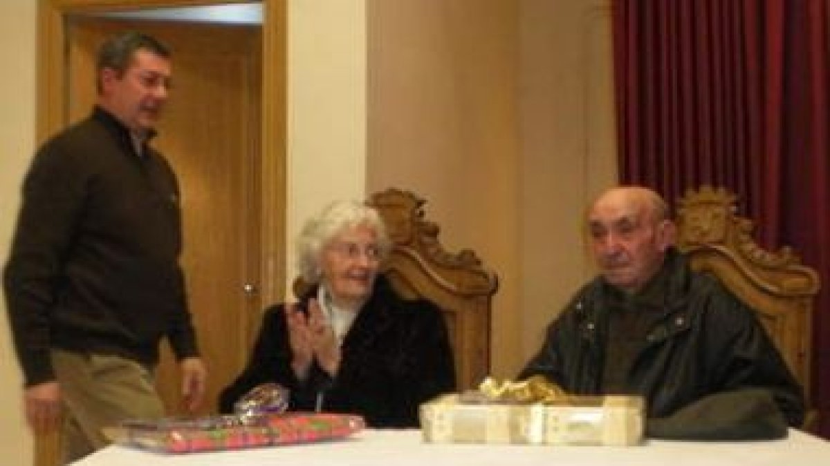 El alcalde entregó regalos a los dos homenajeados .