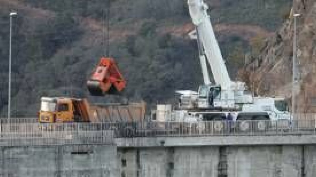 Un instante de las labores de limpieza de los fondos del embalse de Bárcena, ayer por la tarde