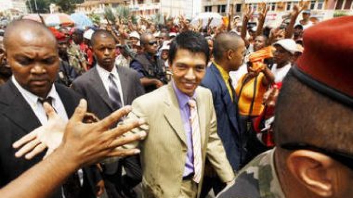 Rajoelina saluda a un simpatizante mientras pasea por Antananarivo