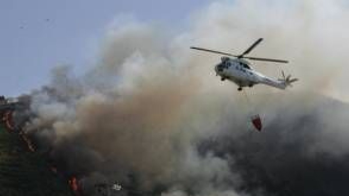 Un helicóptero durante las labores de extinción del incendio acaecido el pasado fin de semana
