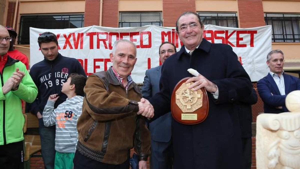 El equipo campeón posa con sus trofeos.