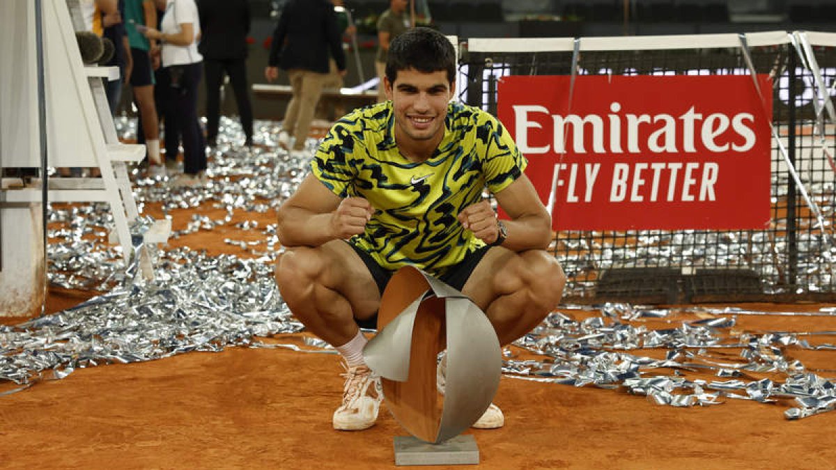 Carlos Alcaraz entra en el selecto club de los tenistas con diez o más títulos ATP. CHEMA MOYA