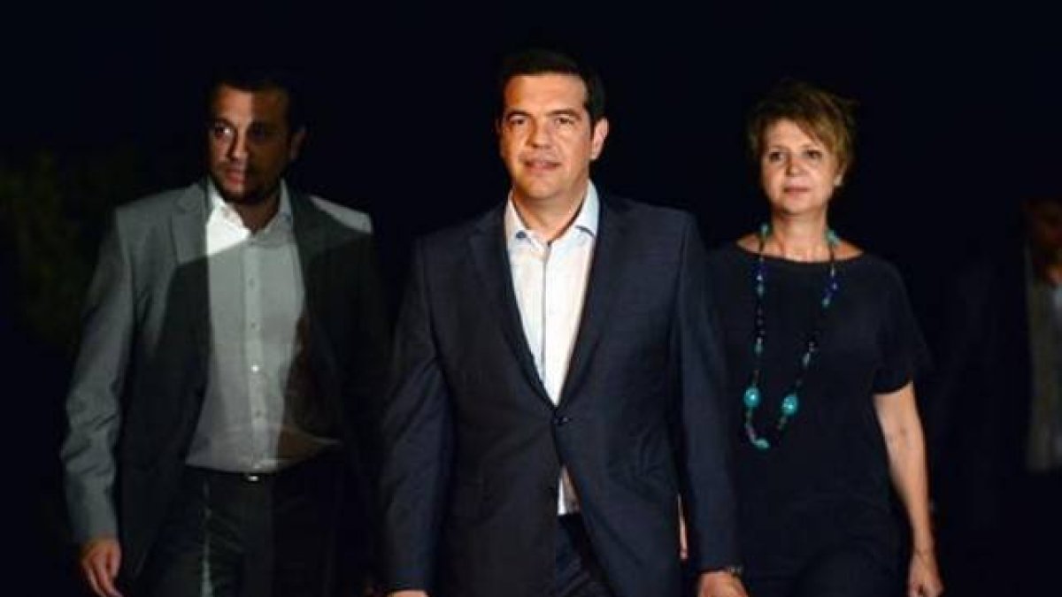 Alexis Tsipras, rodeado de sus aliados, ayer en Atenas.