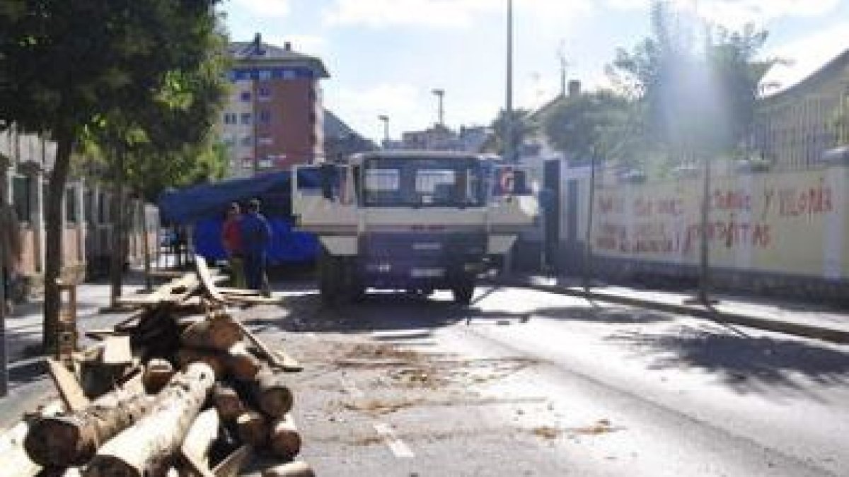 Los mineros de Alonso desmontaron ayer el campamento ante las oficinas de Ponferrada.