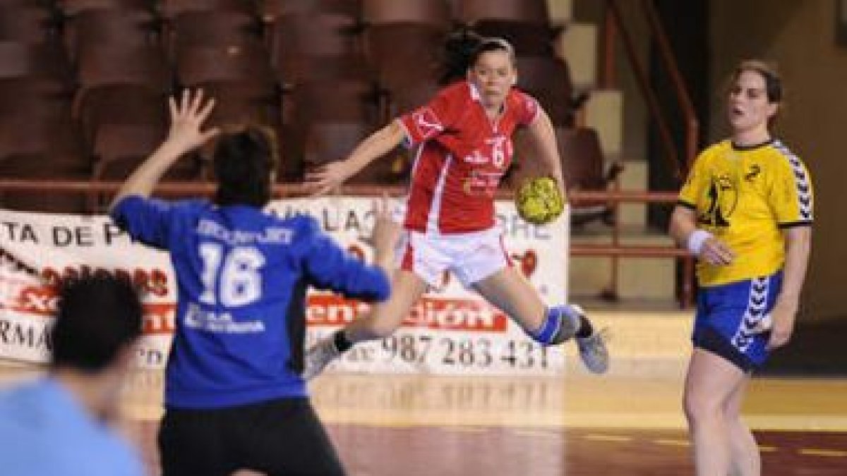 Raquel Caño intenta un lanzamiento ante la portería visitante.