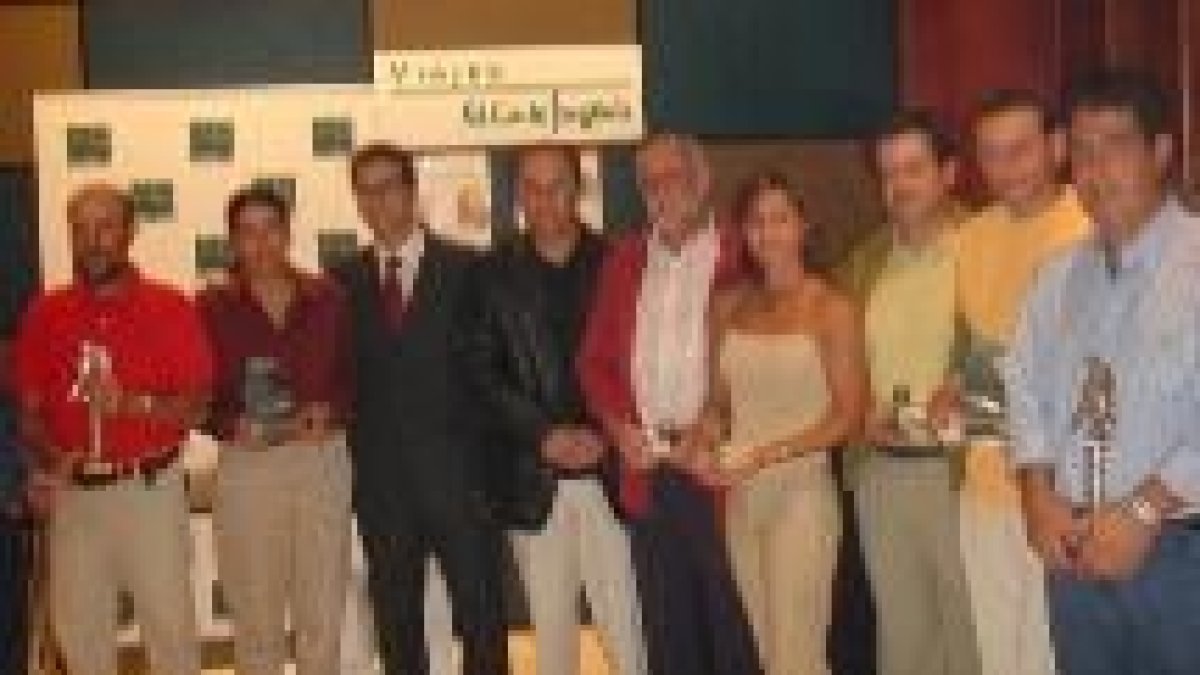 Los primeros clasificados posan con sus trofeos en una sala del hotel AC de Ponferrada