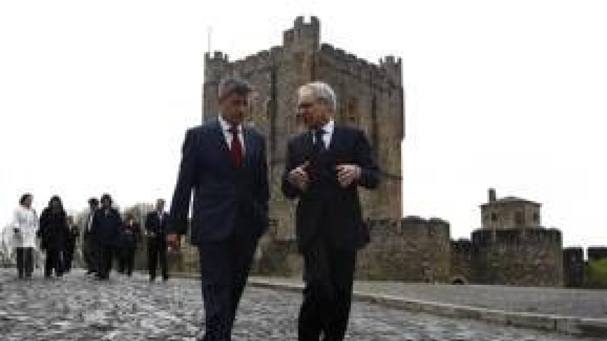 Francisco Fernández y António Jorge Nunes pasean por la zona del castillo de Bragança