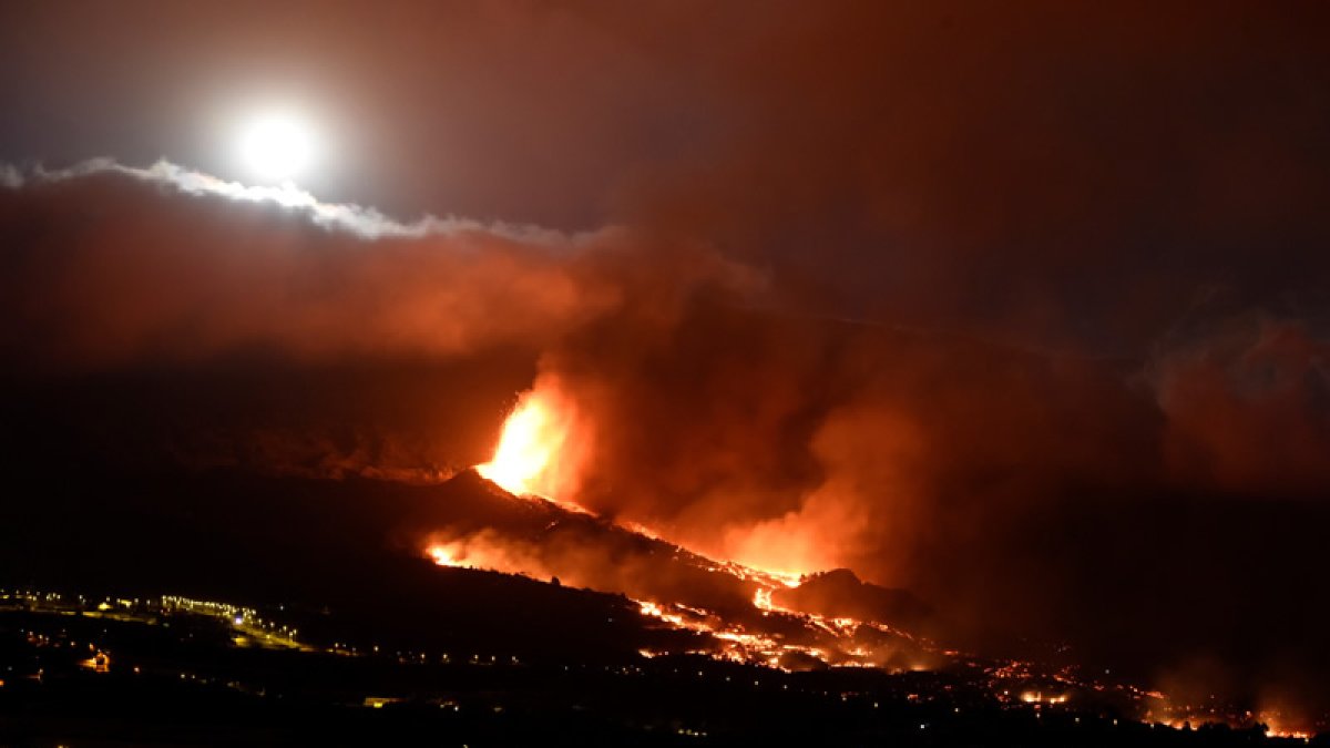 El volcáncuenta desde esta noche con una nueva boca eruptiva en las cercanías del pueblo de Tacande, en El Paso, lo que ha obligado a ampliar las evacuaciones. EFE/MIGUEL CALERO