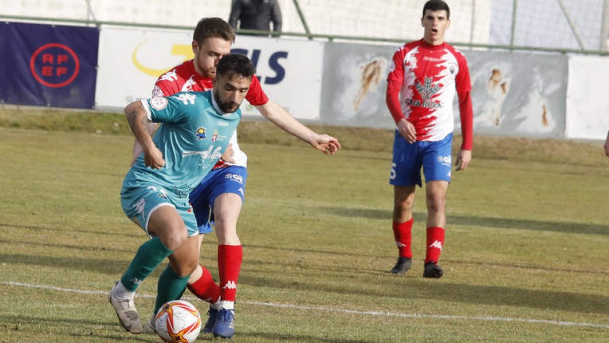 Javi Amor firmó los tres goles del equipo maragato frente al vallisoletano. MARCIANO PÉREZ