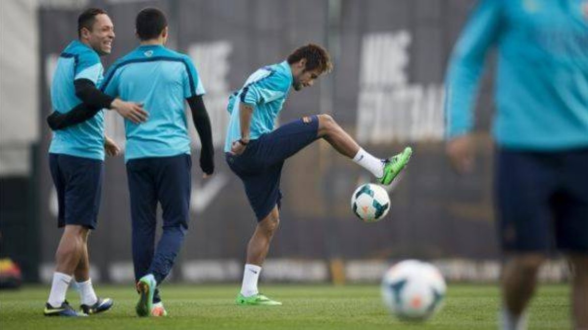 Neymar da toques al balón antes de empezar la sesion de entrenamiento.
