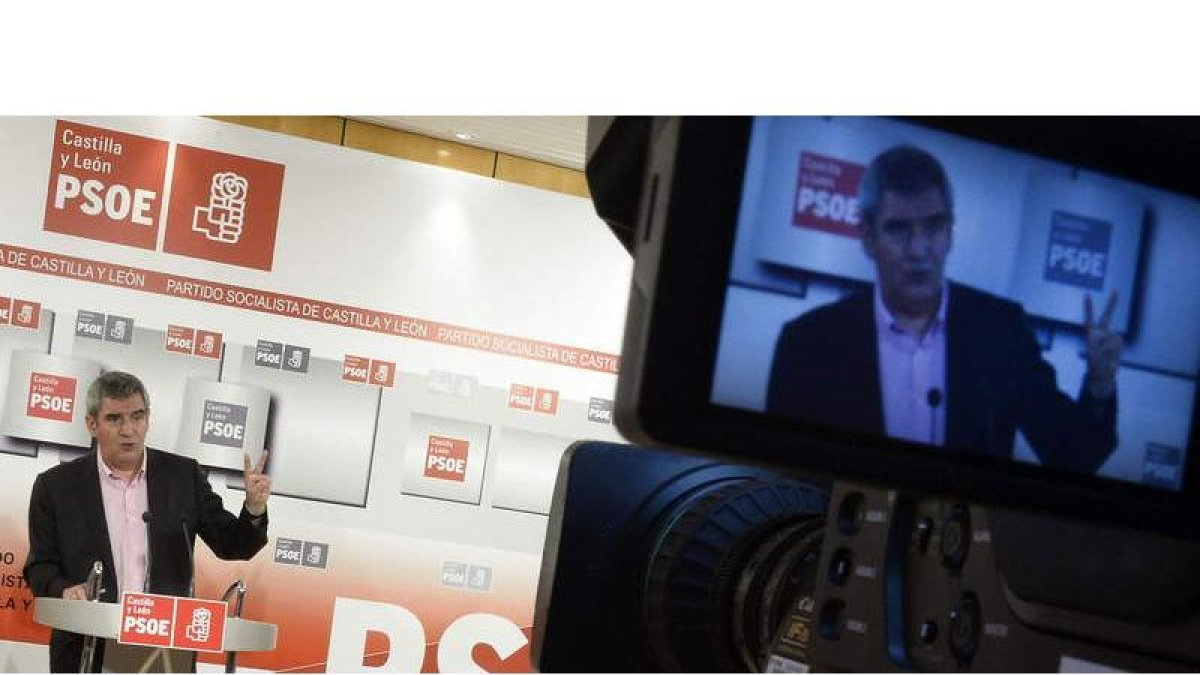 El secretario general del Partido Socialista de Castilla y León, Julio Villarrubia, ayer durante la rueda de prensa.
