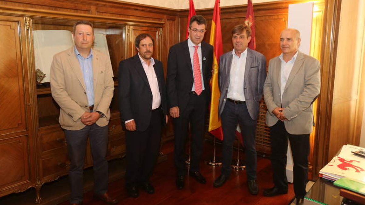 Los responsables del sindicato agrario de la provincia, ayer con el presidente de la Diputación.