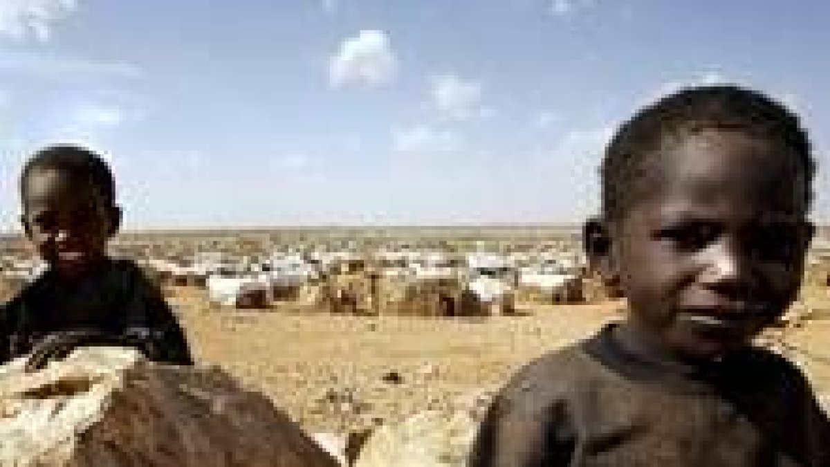 Dos niños juegan a las afueras del campo de refugiados