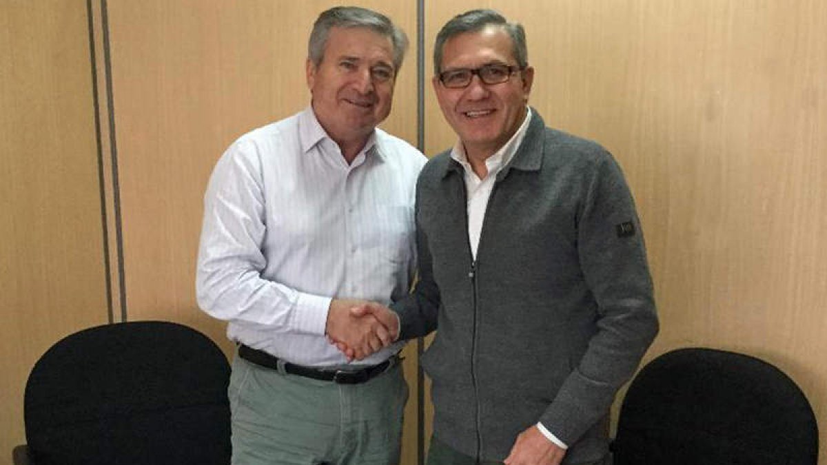 El presidente comarcal del PP, Raúl Valcarce, y Adolfo Canedo. DL
