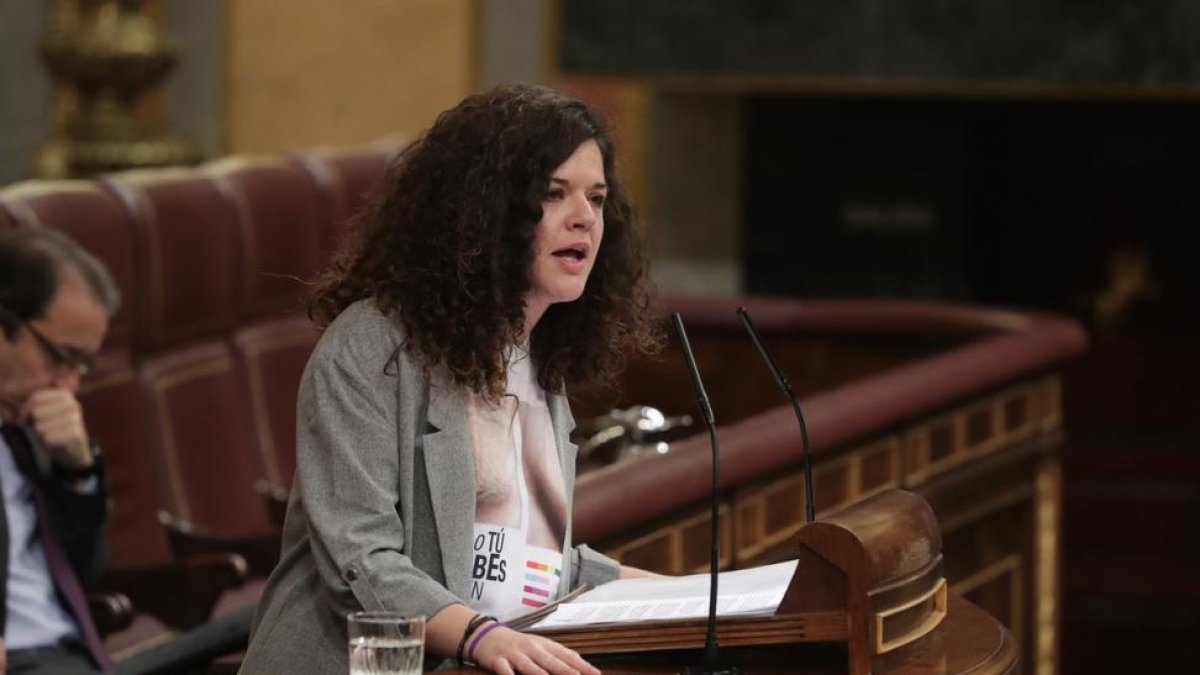 La diputada de Unidos Podemos Sofía Castañón, durante el pleno del Congreso del pasado jueves en el que lució la camiseta.