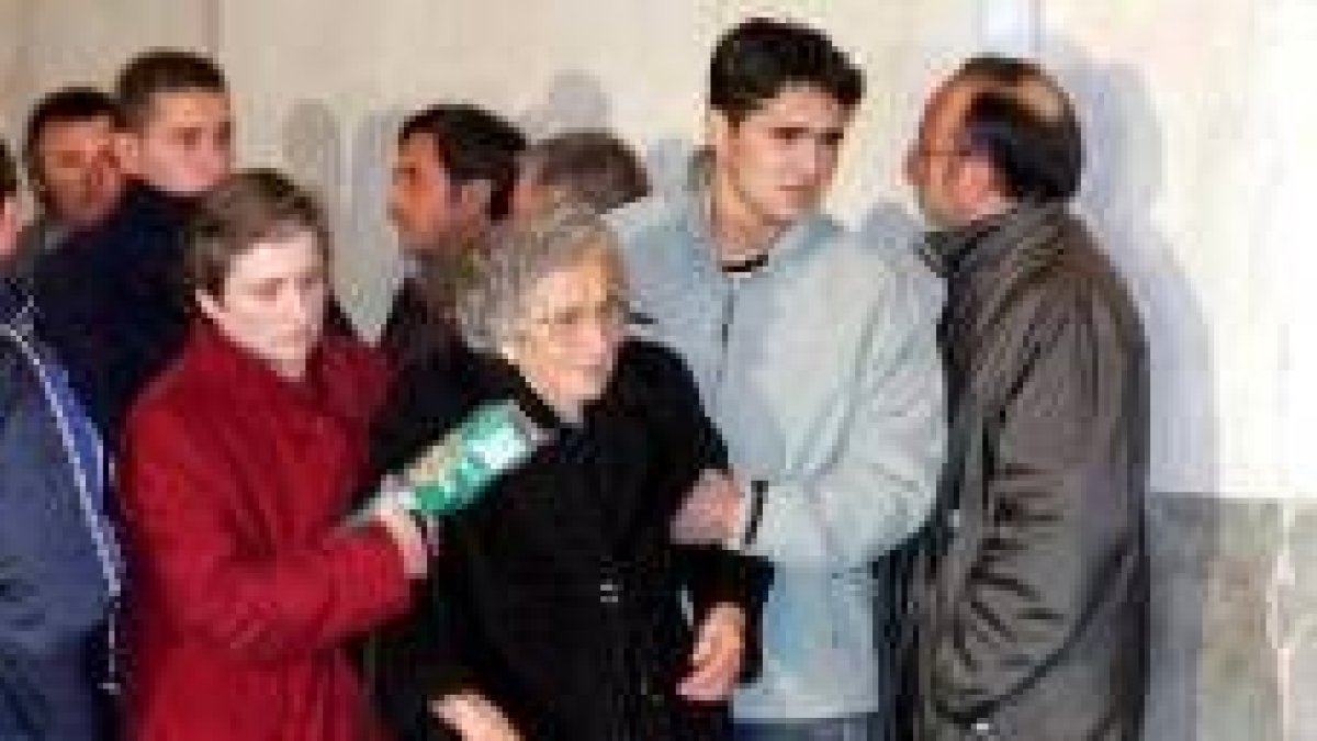 Familiares de las víctimas llegan al polideportivo de Todolella, Castellón, en busca de noticias