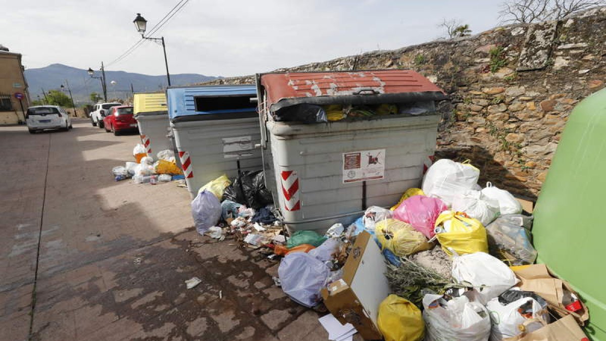 Imagen de contenedores en Santo Tomás de las Ollas, el pasado lunes. L. DE LA MATA