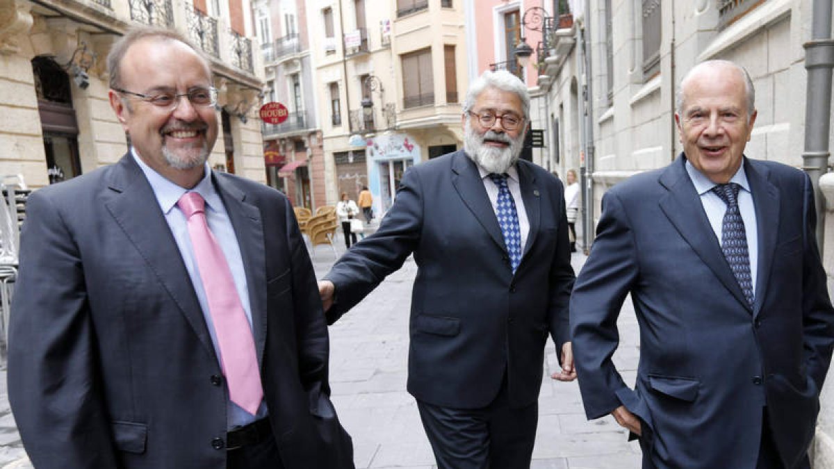 Rey, junto a Amoedo, ayer en León.