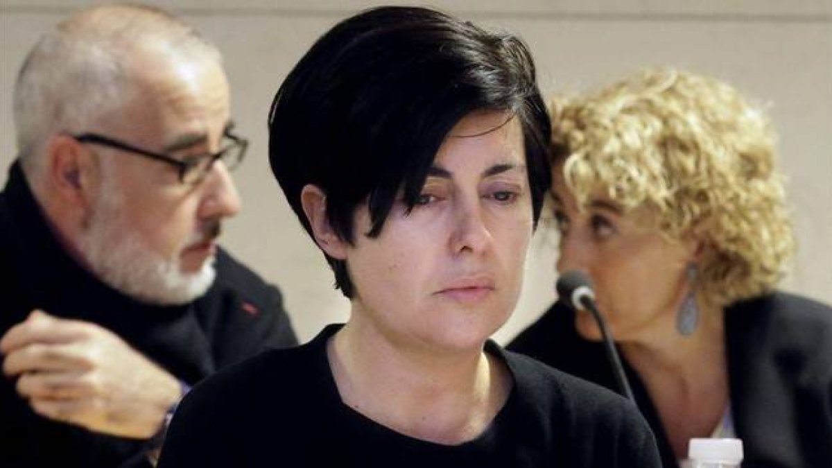 Alfonso Basterra y Rosario Porto, los dos principales acusados de la muerte de su hija Asunta Basterra, junto a la letrada de Basterra.
