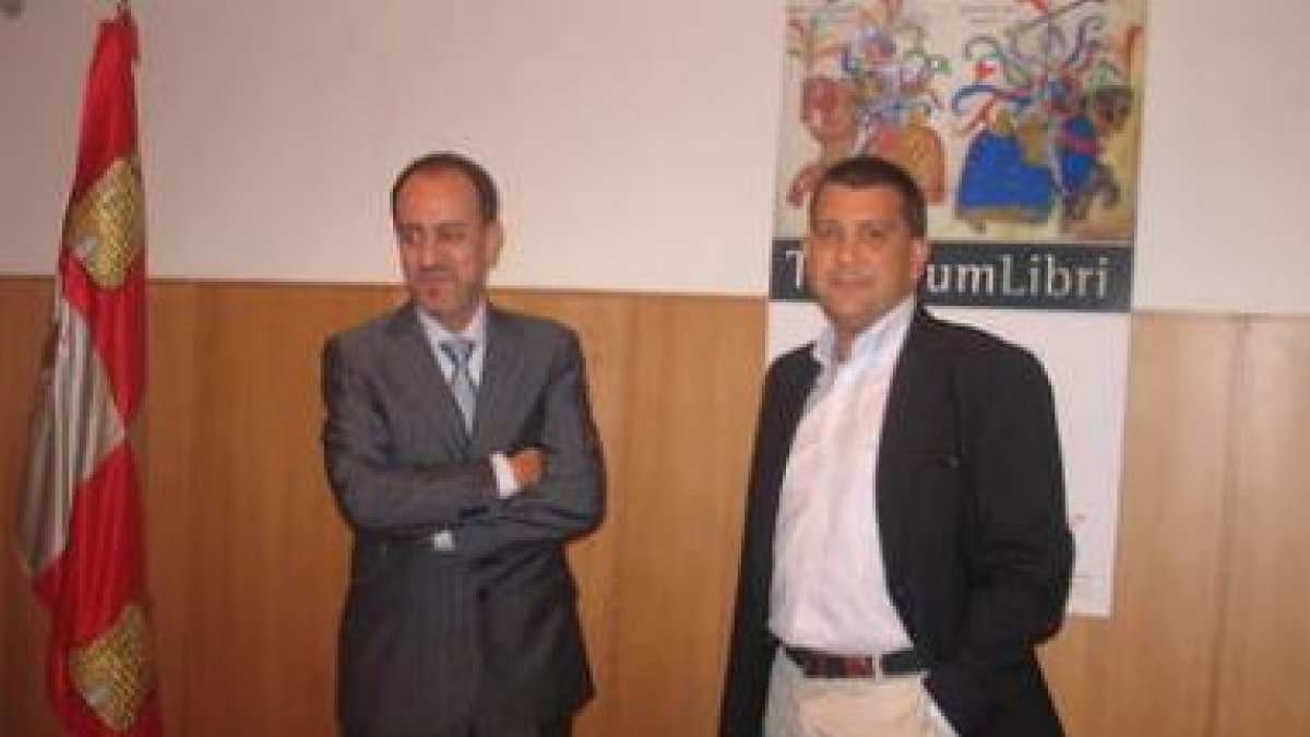 El coleccionista berciano que cedió las obras, Antonio Valle García, ayer junto al alcalde.