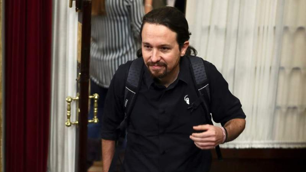 Pablo Iglesias comunicó la decisión en los pasillos del Congreso. MARISCAL