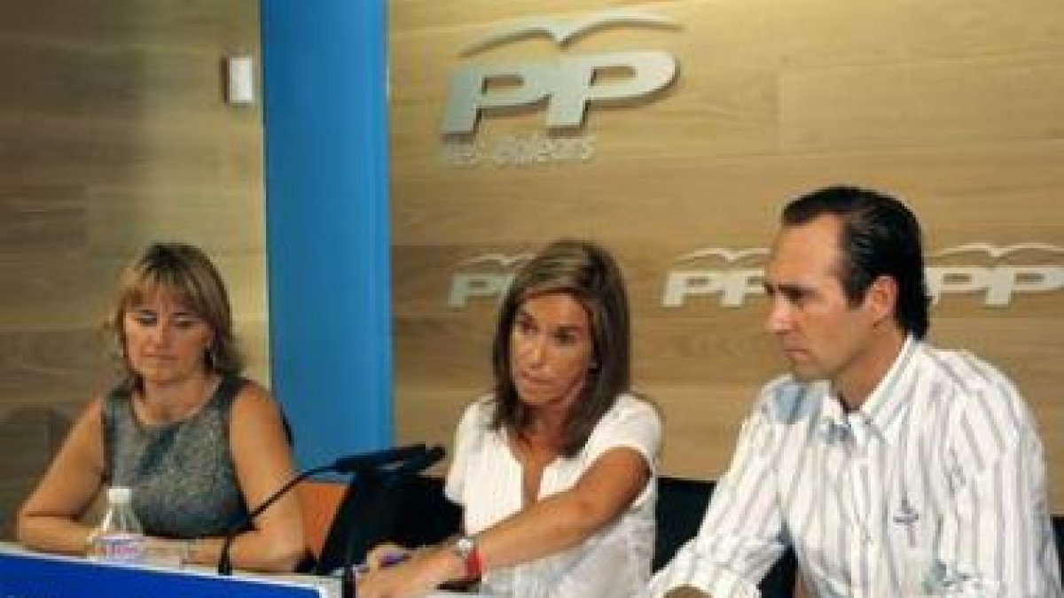 Rosa Estarás, Ana Mato y el nuevo presidente, Bauzà.