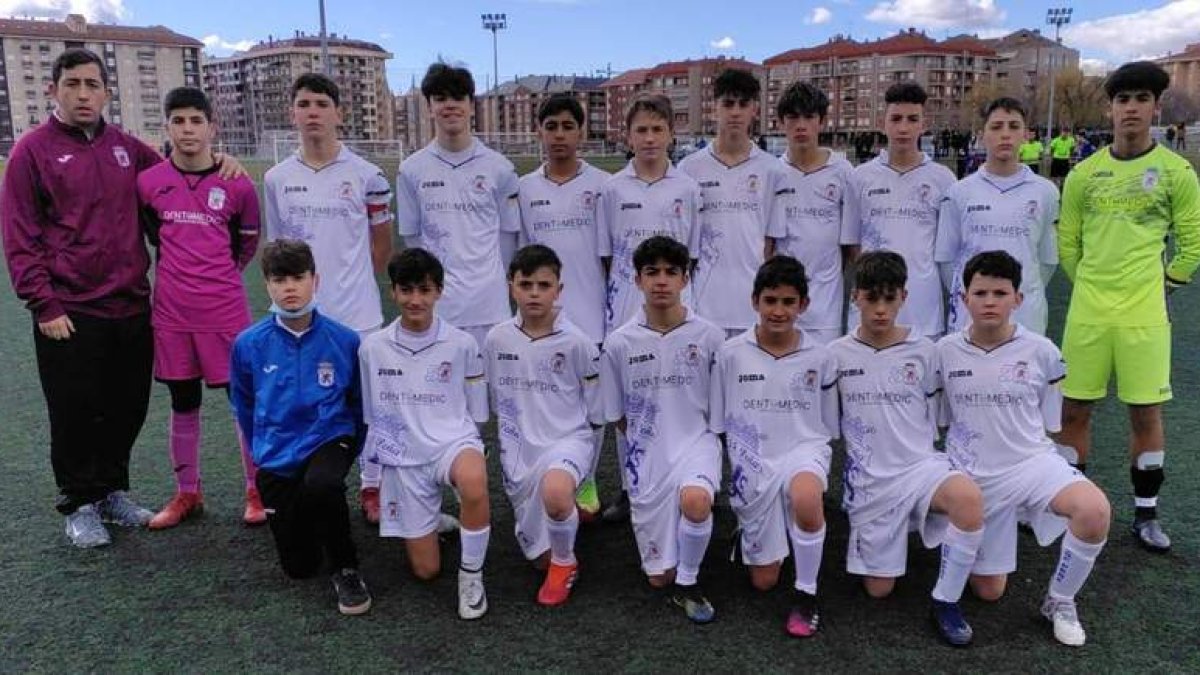 El equipo infantil A de la Peña se solidarizó con Ucrania al portar brazaletes con los colores de su bandera. DL