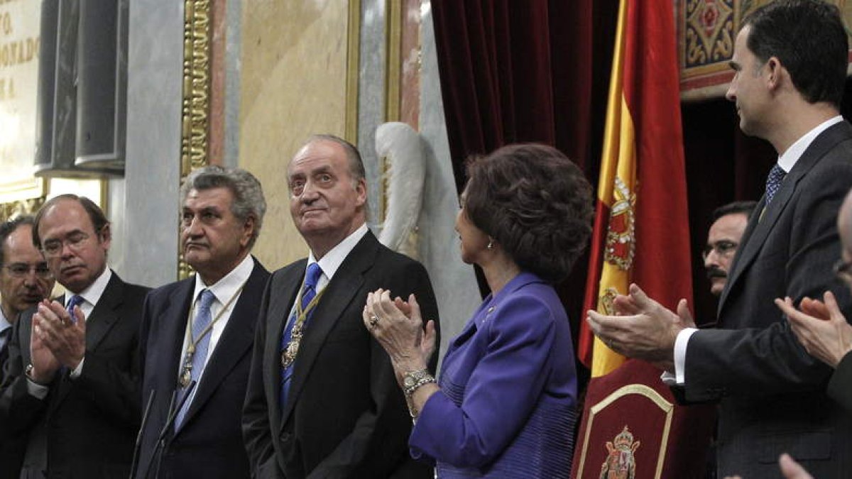 El rey Juan Carlos recibe los aplausos de los asistentes a la inauguración en las Cortes de la X legislatura tras su discurso para volcarse en resolver la crisis.