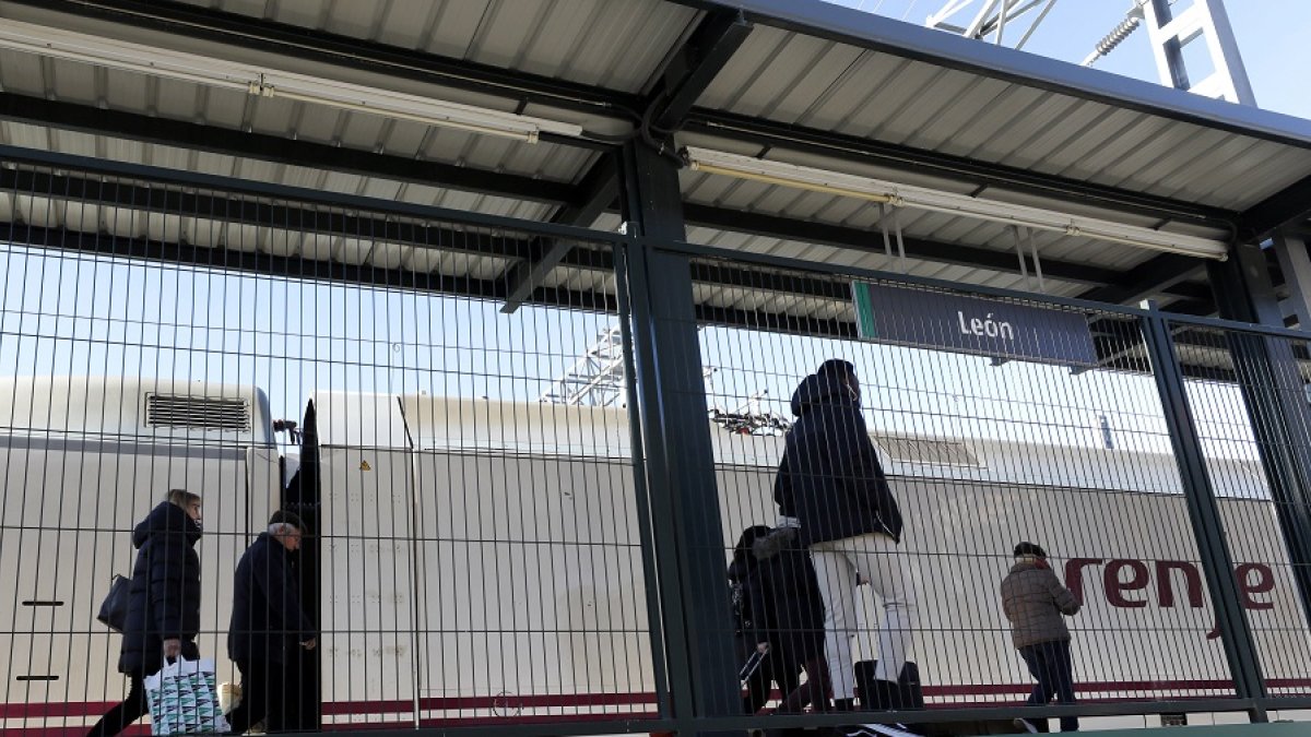 Viajeros en la estación de León en una imagen de archivo. MARCIANO PÉREZ