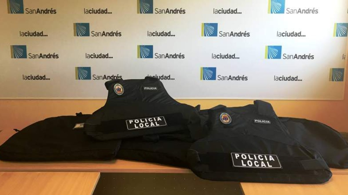 Los chalecos que usarán los policías municipales protegen contra las balas, los cortes y los pinchazos. DL