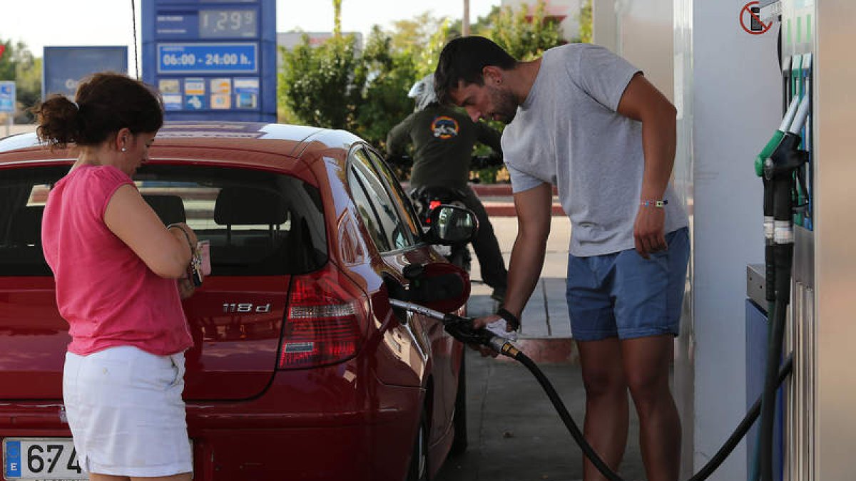 El incremento en el precio del diésel obligará a rascarse más el bolsillo a más de catorce millones de conductores. RAMIRO