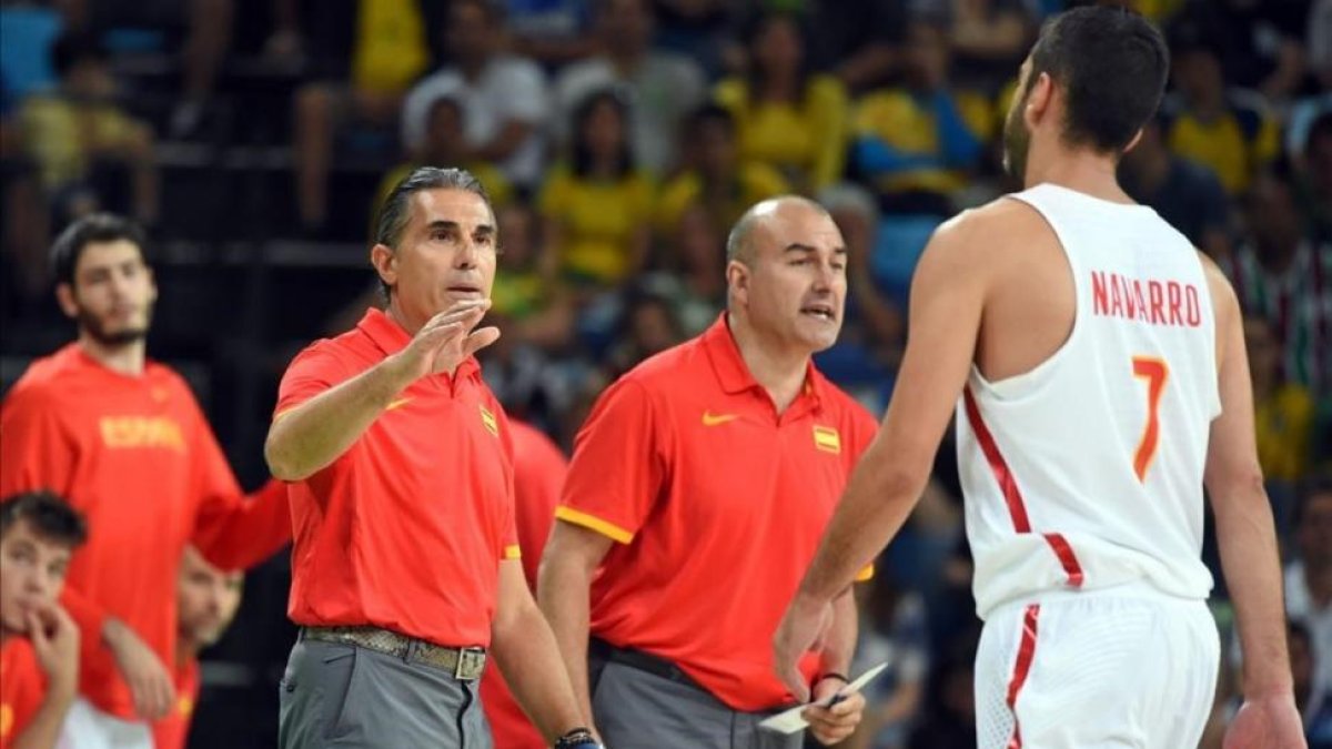 Scariolo da instrucciones a Navarro en un momento del partido frente a Brasil.