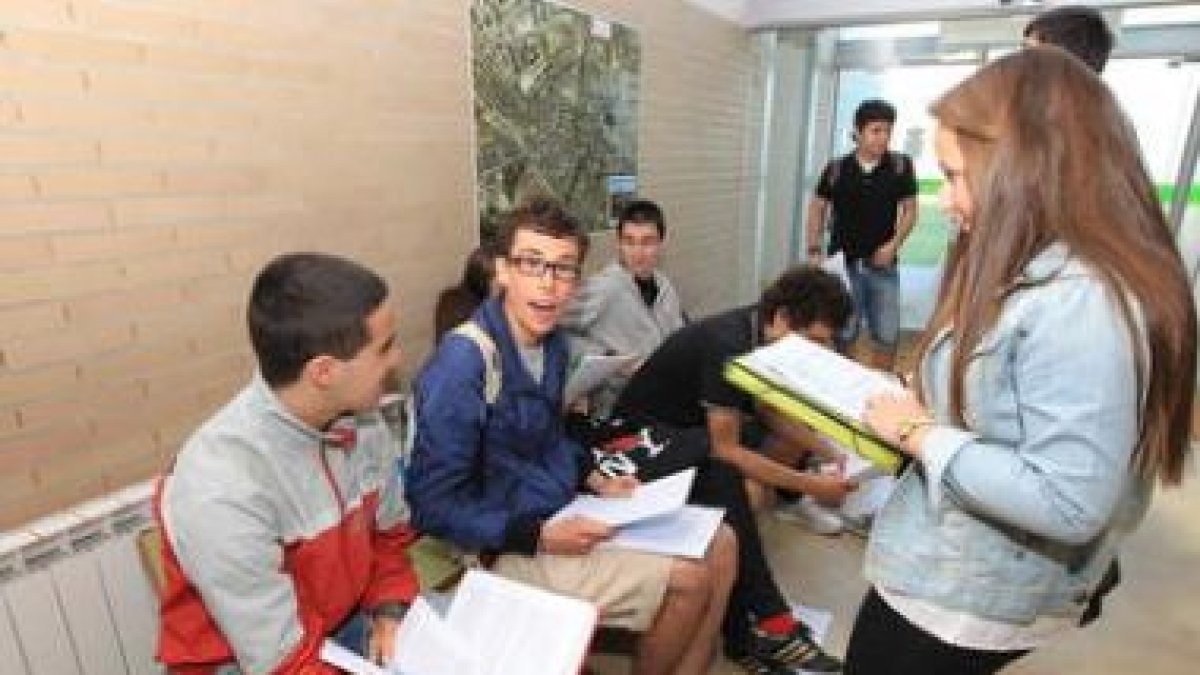 Los alumnos del Gil y Carrasco antes de entrar al examen.