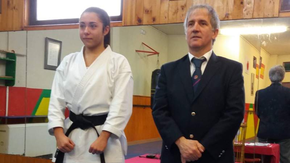 Alba Rorre López junto a su maestro Manuel Ortega. DL