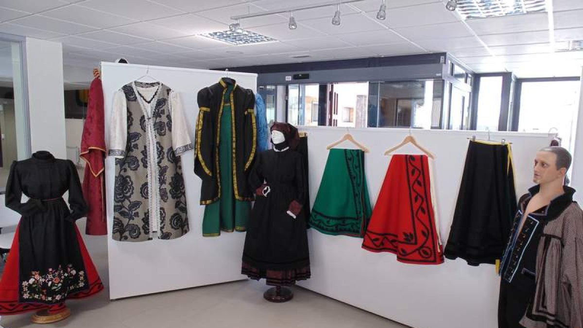 Algunos de los trajes que se encuentran en la muestra
