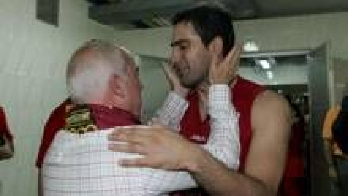 El presidente Fernández Llamazares felicita a Paolo Quinteros en los vestuarios del pabellón