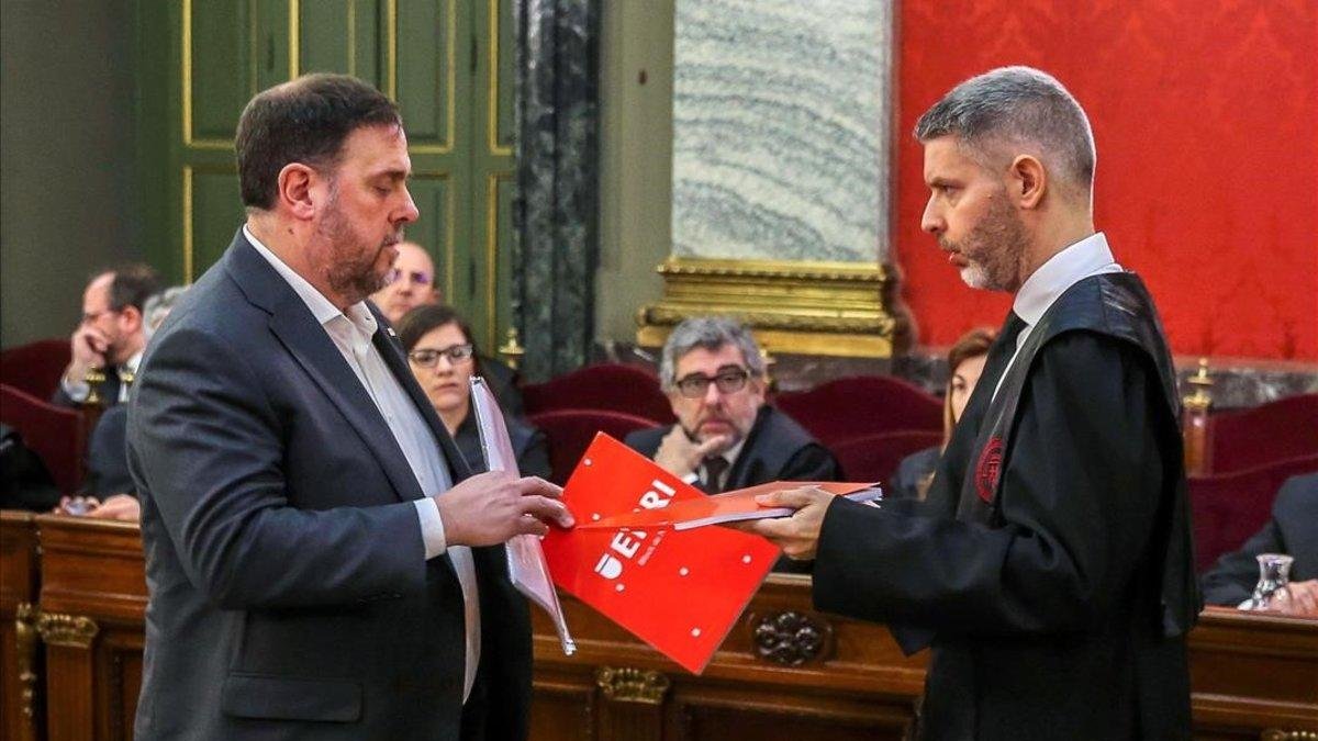 Junqueras y su abogado, en el Supremo, el martes.
