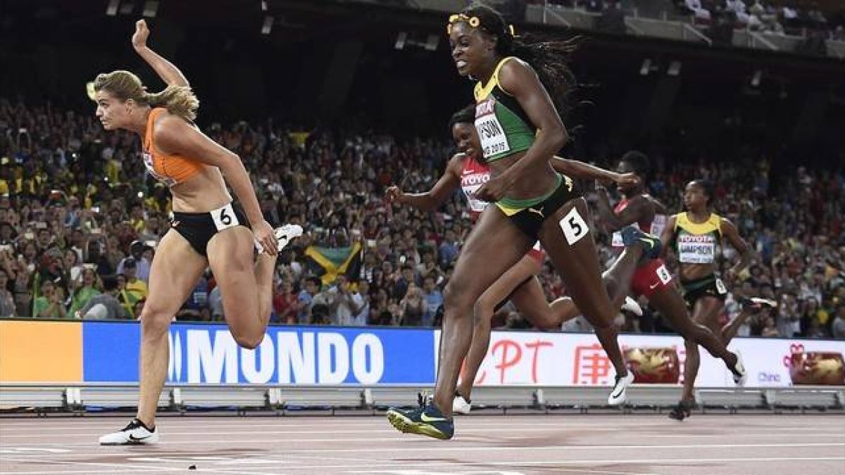 Schippers (izquierda) supera a la jamaicana Thompson en el último suspiro de la final de 200.