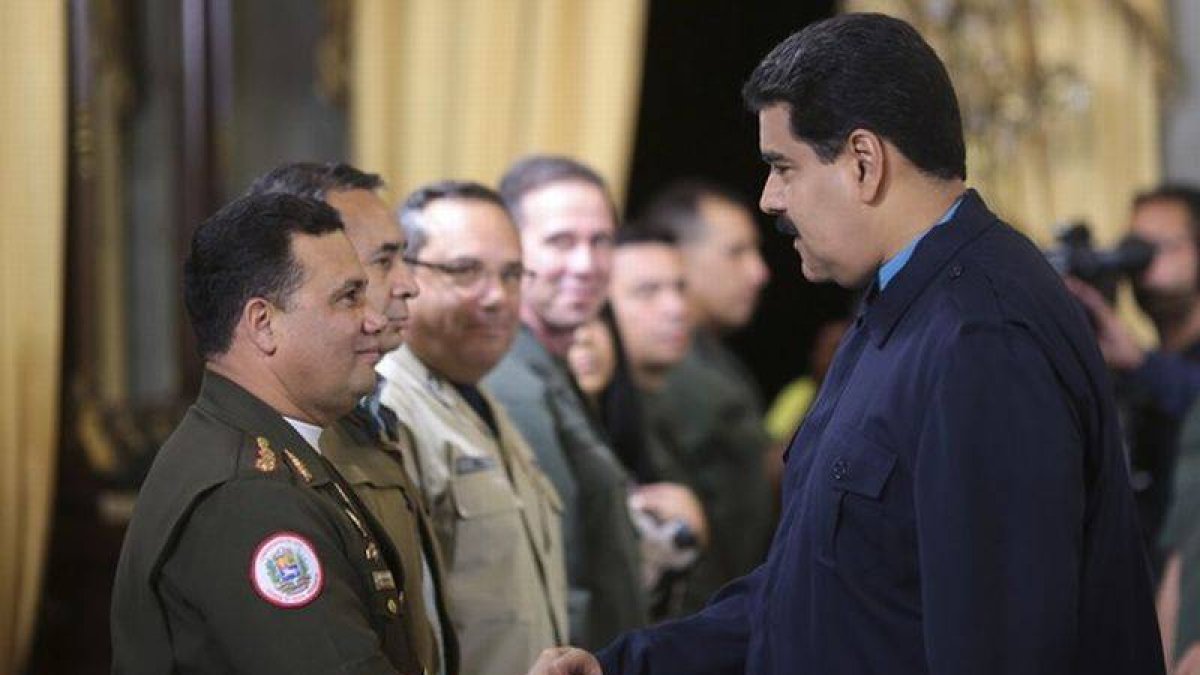 Nicolás Maduro saluda al nuevo ministro de Interior, Gustavo González, uno de los funcionarios sancionados por Washington, este lunes, en Caracas.