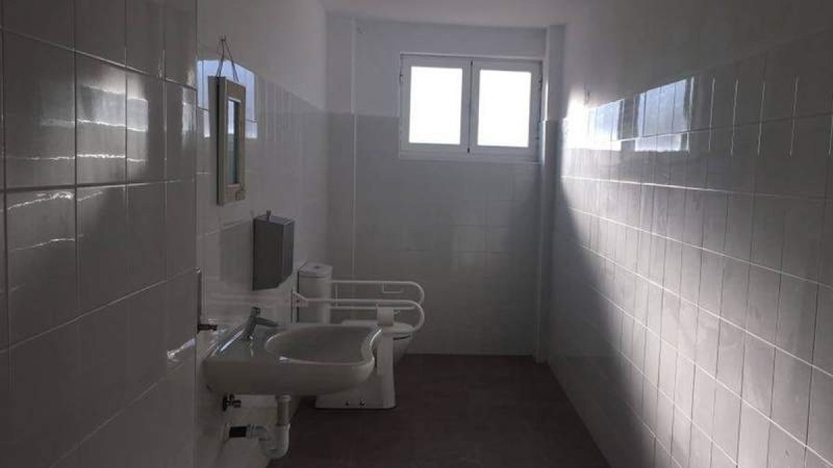 Cada planta del colegio Trepalio se ha dotado con baños adaptados a alumnos con necesidades especiales. DL