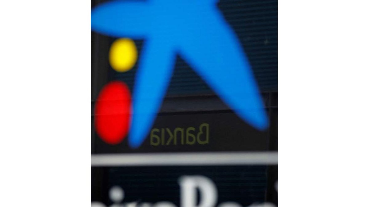 El banco resultante de la fusión se llamará CaixaBank. TONI ALBIR