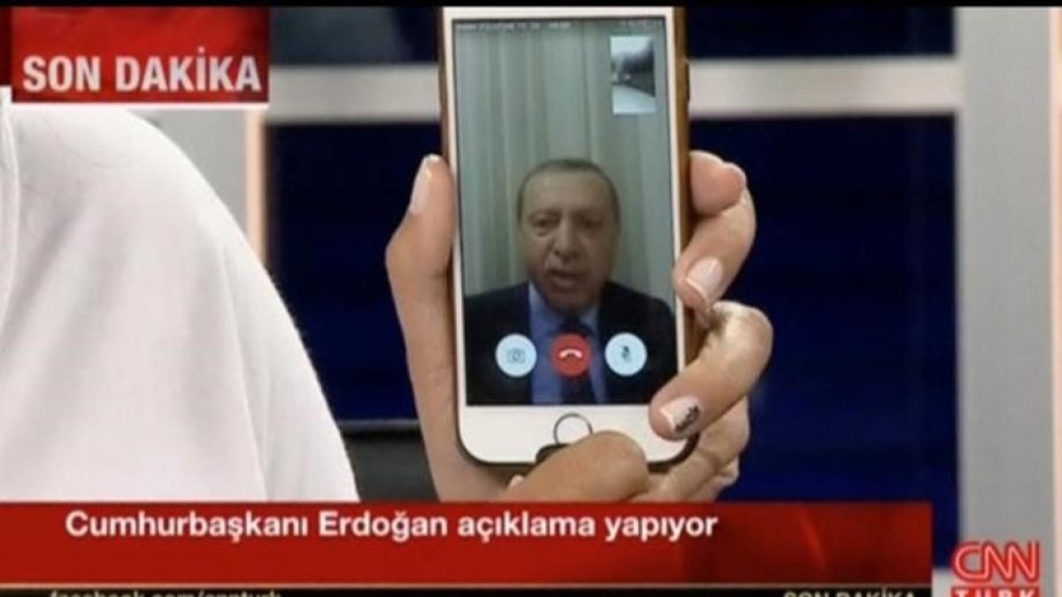 Erdogan durante el mensaje que envió a los turcos a través de Facetime.