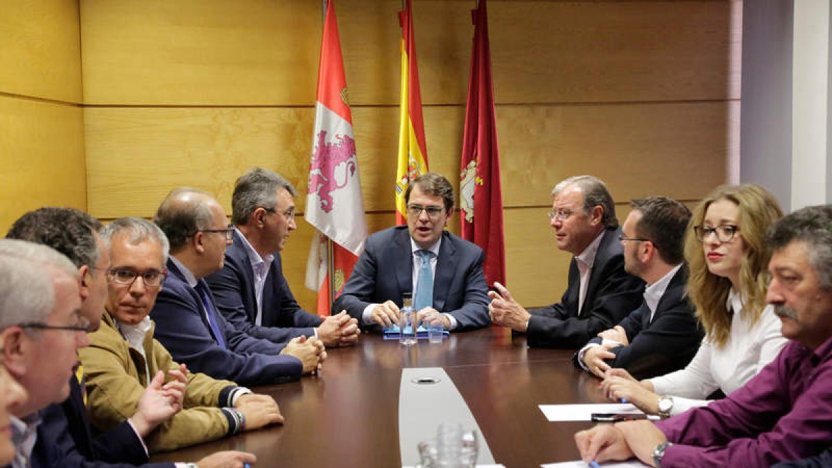 Fernández Mañueco se reunió con los cargos provinciales del PP. SECUNDINO PÉREZ