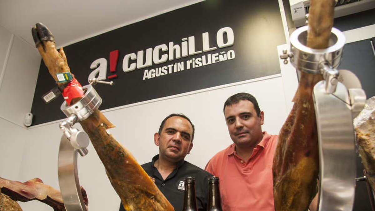 Agustín Risueño cortará el mejor jamón en A! Cuchillo y Sergio Pérez continúa elaborando las tres variedades de Brew Indie, la mejor cerveza de León.