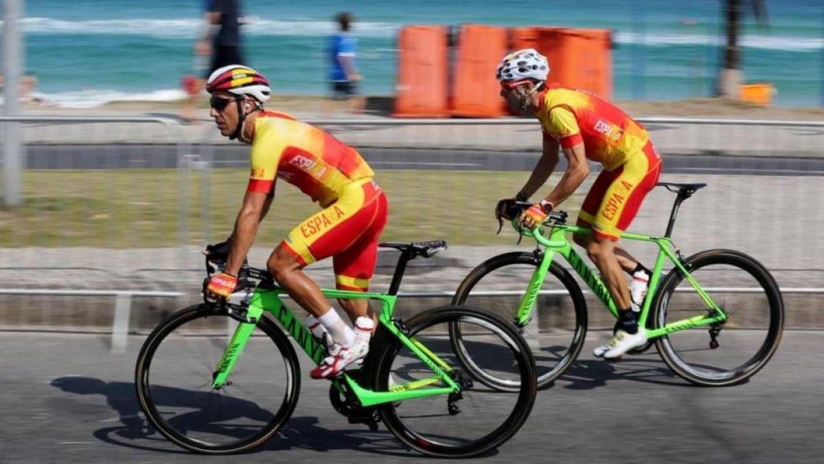 Purito y Valverde, en pleno entrenamiento por el circuito de la prueba olímpica de ciclismo de carretera.