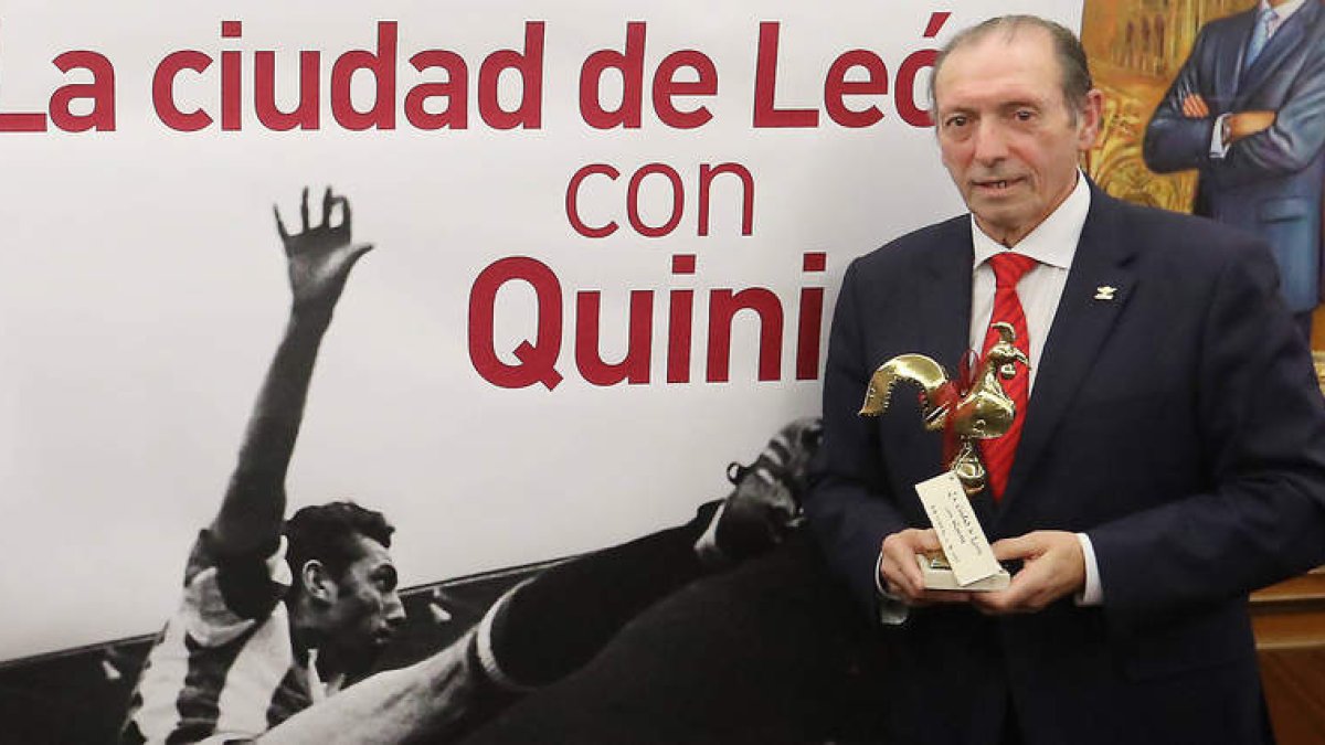 En la imagen de arriba en el homenaje que se tributó a Quini en León. A la izquierda con Antonio Silván y a la derecha con Alfonso García.
