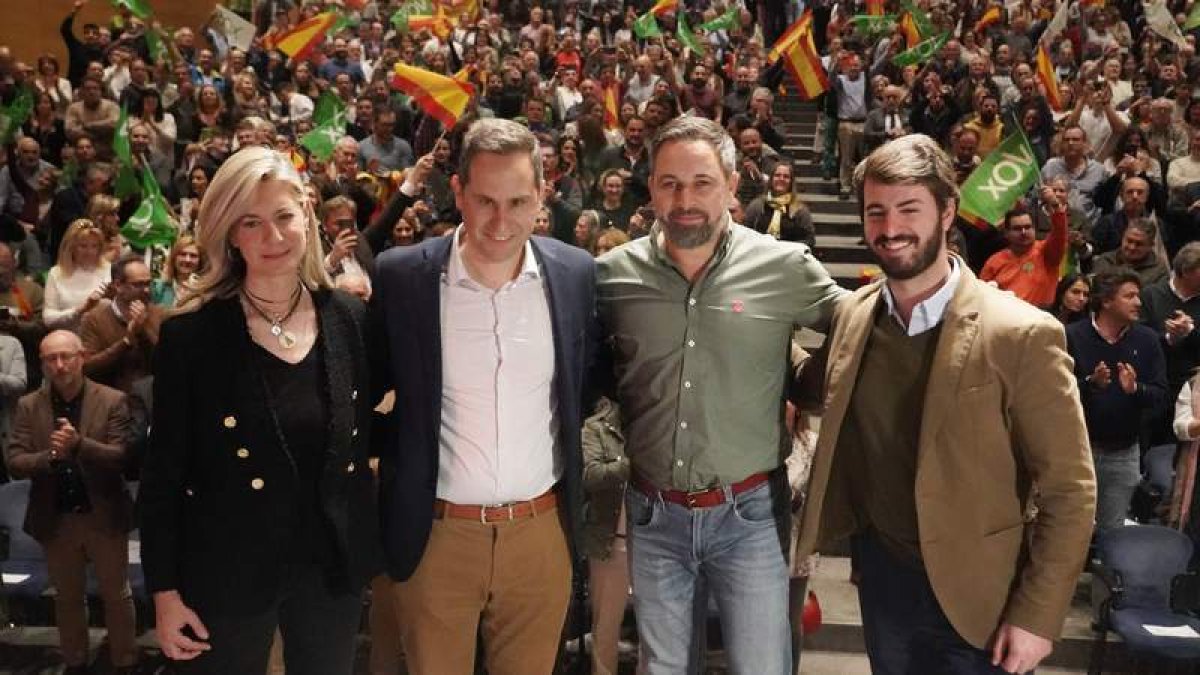 Santiago Abascal ayer, en un acto político de Vox en Valladolid junto al vicepresidente de la Junta de Cyl, García Gallardo. RUBÉN CACHO