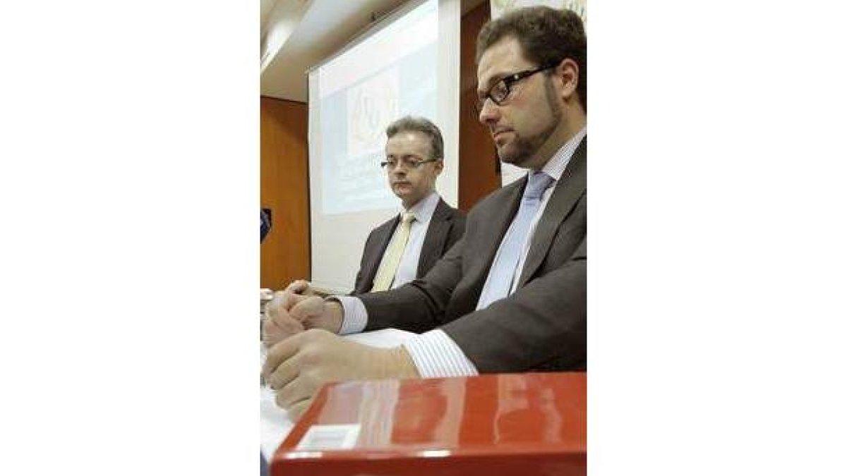 Los dirigentes de la UO anunciaron su iniciativa.